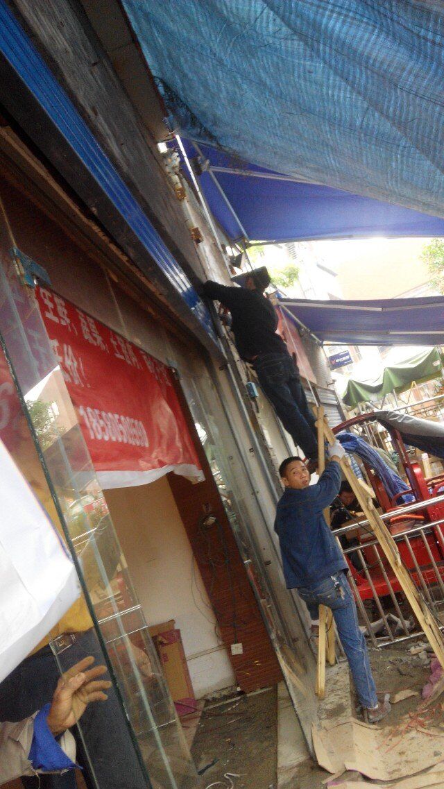 卷簾門安裝施工現場六